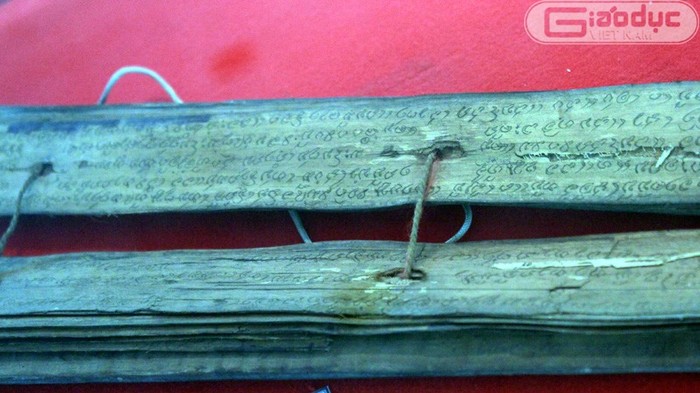 Sách lá cổ có thể mở ra như quạt, gồm nhiều mảnh lá được xâu lại thành tập dày, có thể lật từng mảnh ra đọc, cả hai mặt lá đều có chữ khắc và những chữ đó theo giới khoa học nghiên cứu là chữ Thái cổ.